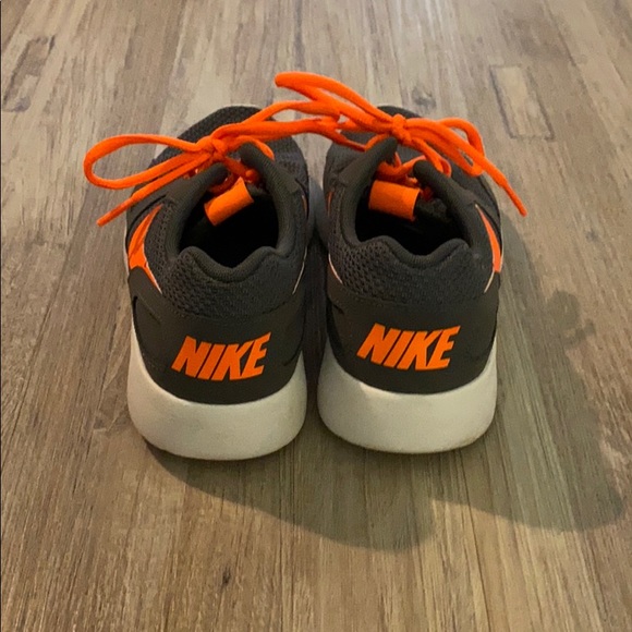 Nike Tennis Shoe Youth Size 5 - Picture 4 of 6